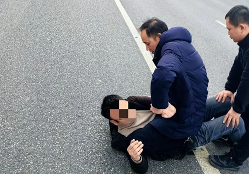 刑侦大队长马路中央飞扑擒逃犯
