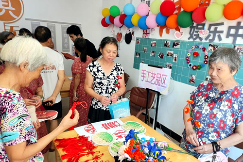 长沙湘陵社区：巧聚七夕寻好礼 社区老人乐开怀