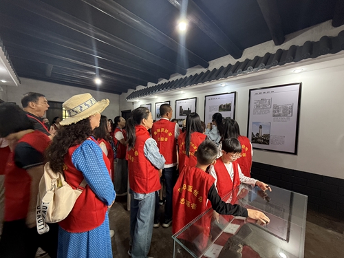 衡阳市蓝丝带志愿者陆家新屋开展爱国主义教育