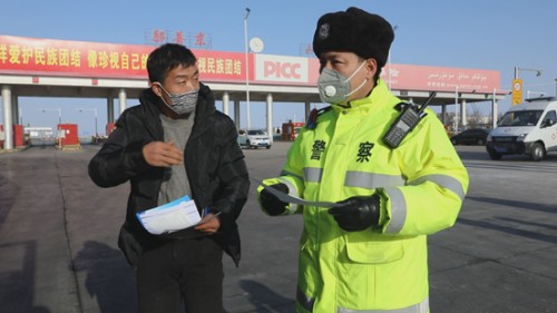 战疫情：鄯善交警奋战防控一线